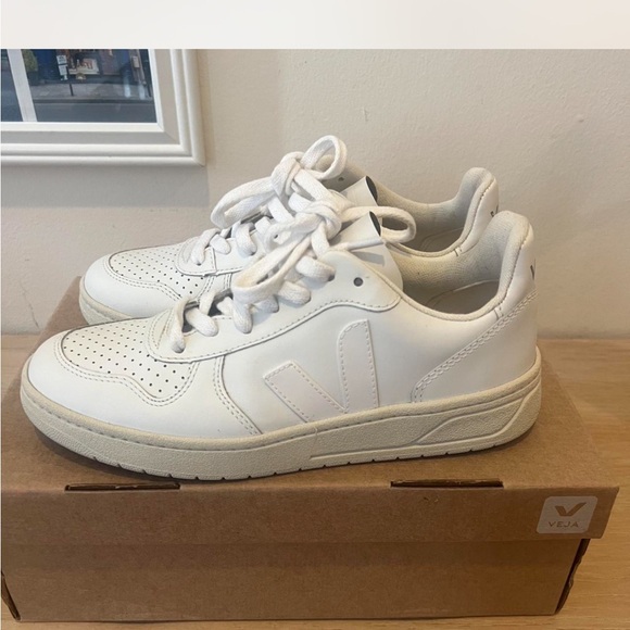 Veja Shoes - Veja White Leather Low-Top Sneakers